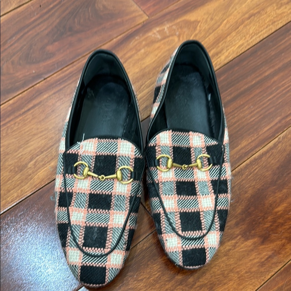 Gucci Black and Pink Flats with Gold Accent